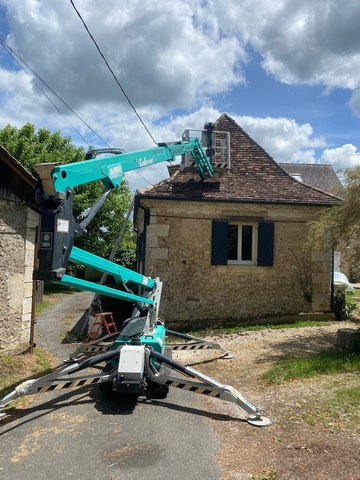 Démoussage toit avec nacelle- De Jabrun et fils - Bergerac