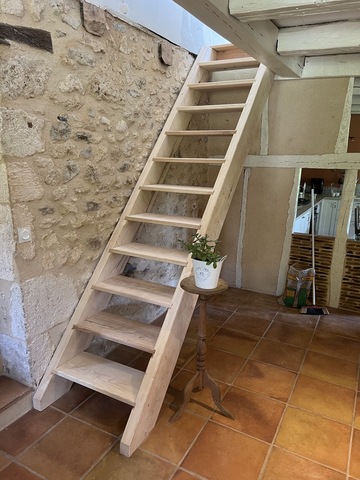 Escalier en chêne massif sur mesure – Réalisation DE JABRUN & FILS