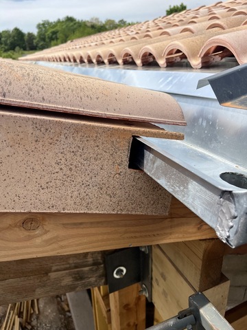 Gouttière de toit en zinc fabriquée sur mesure à la main : la dernière réalisation DE JABRUN & FILS près de Bergerac