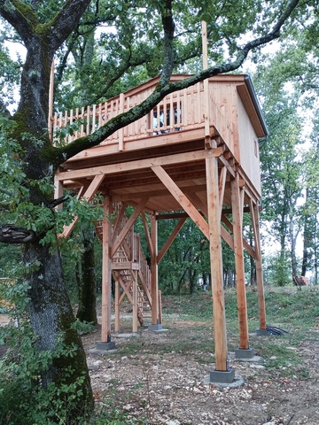 Construction d'une cabane en bois sur pilotis à Lalinde