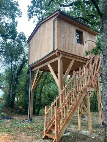 Construction d'une cabane en bois sur pilotis à Lalinde