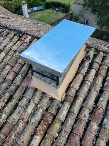 Réparation d’une cheminée en zinc avec chapeau sur mesure et entourage bétonné près de Bergerac