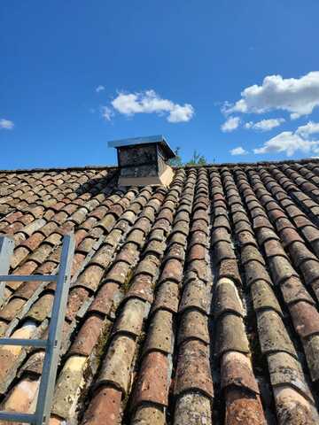 Réparation d’une cheminée en zinc avec chapeau sur mesure et entourage bétonné près de Bergerac