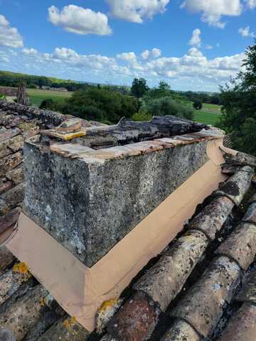 Réparation d’une cheminée en zinc avec chapeau sur mesure et entourage bétonné près de Bergerac